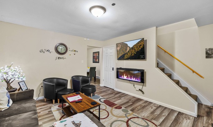 Saylorsburg House | Near Hiking & Water Parks!*Dogs OK*Wi-Fi*Fireplace