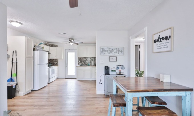 Abilene House | Near HSU, ACU & Hendrick ~ Clean ~ Charming Cottage ~ New Discounts ~ Dogs