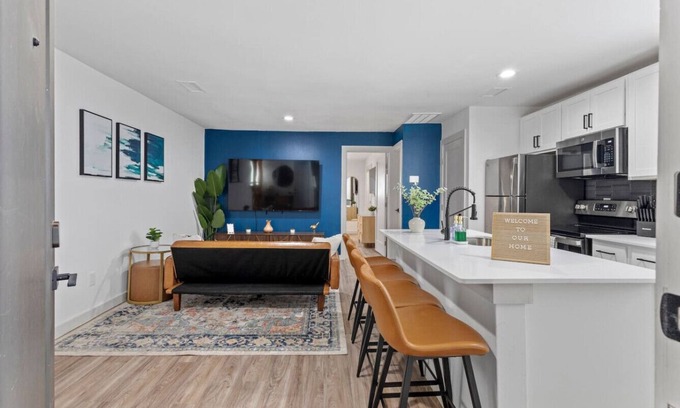 Oak Lawn Apartment | Near Medical District & Walkable to Oak Lawn Bars