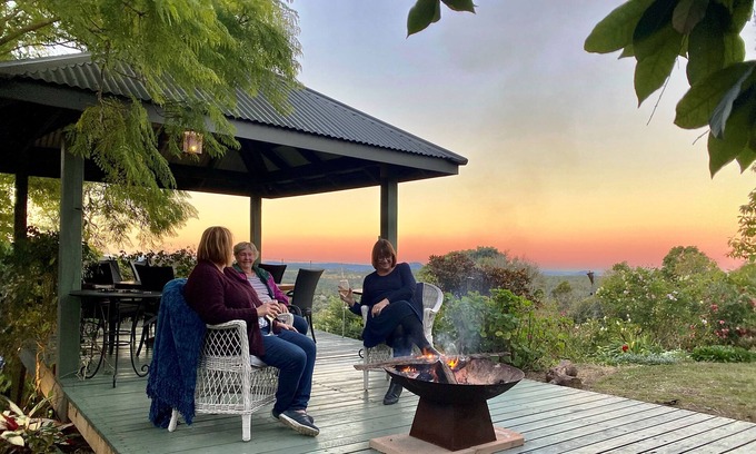 Mapleton House | NEAR MONTVILLE . LATE CHECK-OUT ON SUNDAYS OF 5pm . when booking a weekend