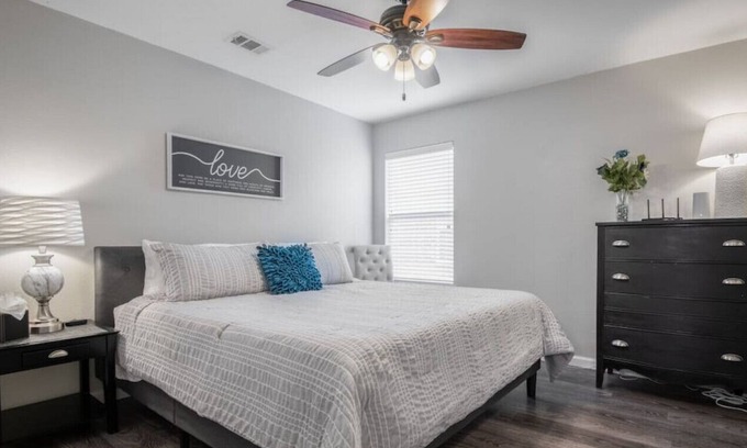 Aubrey House | Near PGATour+King&3Queen Beds+Near Lewisville Lake