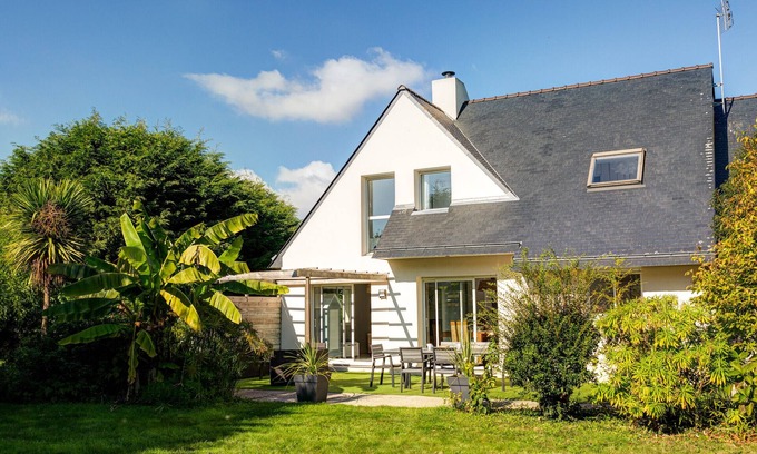 Plomeur Ski Chalet | Near Pointe de La Torche, big house for 8