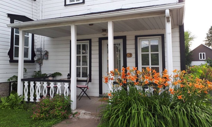 Pont-Rouge Bed & Breakfast | NEAR QUEBEC CITY A CUTE ANCESTRY HOUSE DOWNTOWN A TYPIC QUEBEC VILLAGE