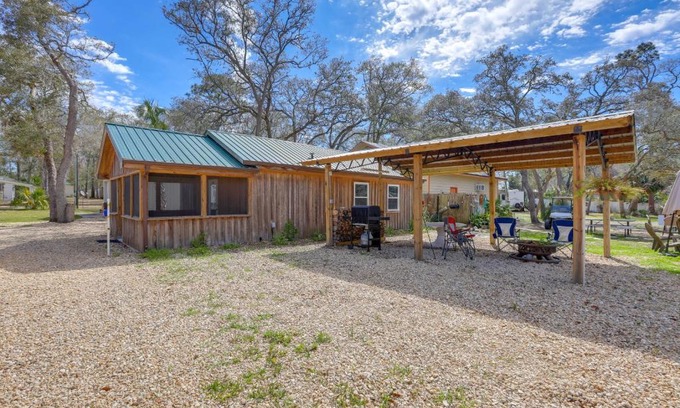 Steinhatchee Apartment | Near Steinhatchee River Studio with Screened Porch!