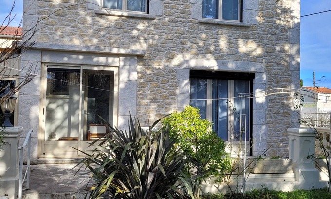 Revel House | Near the city center, many shops within walking distance.