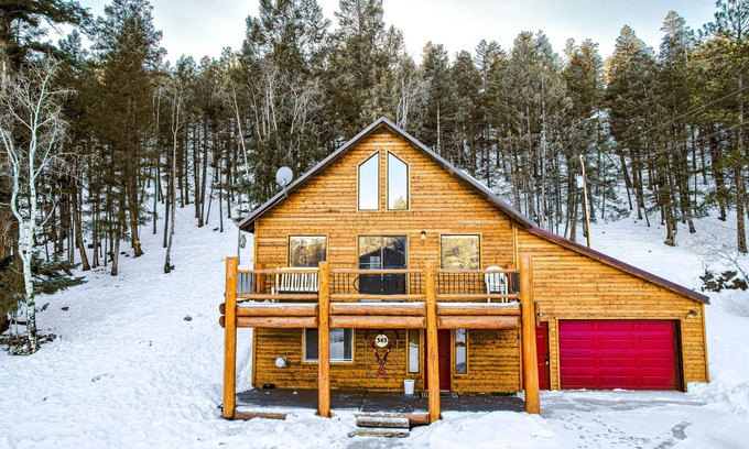 Ponderosa Pines House | Near Town W/Scenic Deck, Hot tub, Free WiFi, Full Kitchen & More