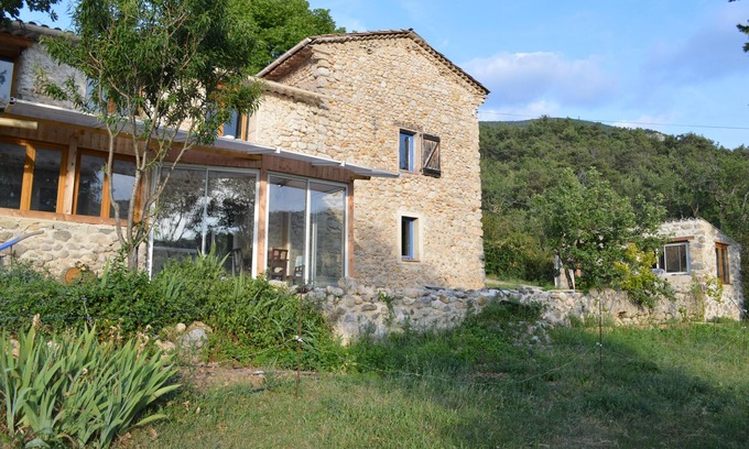 Estoublon House | Near Verdon, a sheepfold surrounded by nature invites you to calm and relax.