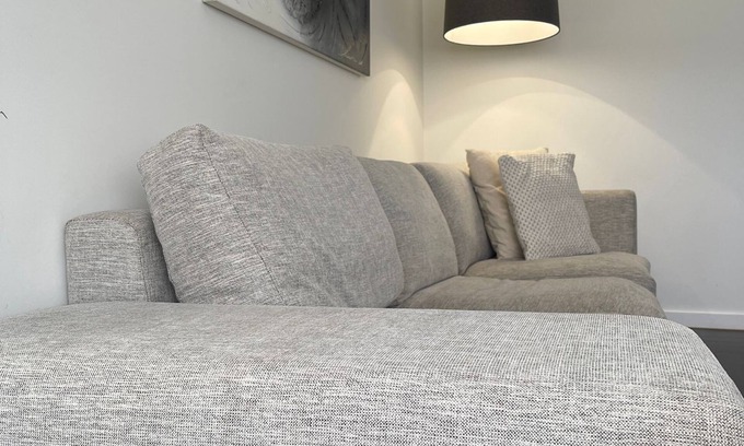 Laverton House | Nearby beaches. Stunning front & back yard. Super close to shops.