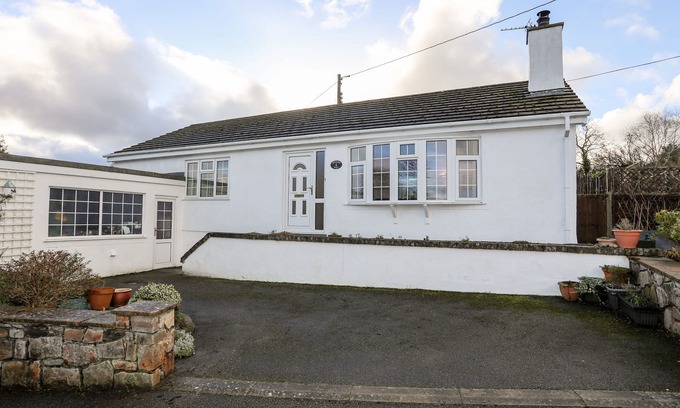 Pentraeth House | NEAUDD WEN, pet friendly, country holiday cottage in Benllech