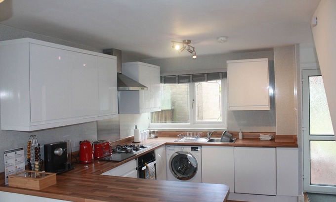 Marston Green House | ♥NEC & Birmingham Airport - Berwicks House, a stylish 3-bed house with garden