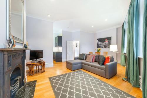 London City Centre Apartment | Nelson's Pad - Trafalgar Square - by Frankie Says