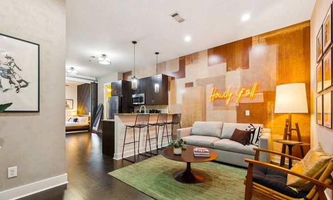 West End Condo | Neon Daes Amazing 1 Bedroom Near Vandy and Broadway!