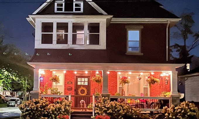 Port Colborne Bed & Breakfast | Nestled across the street from Sugarloaf Marina, Lake Erie, & HHKnollPark.