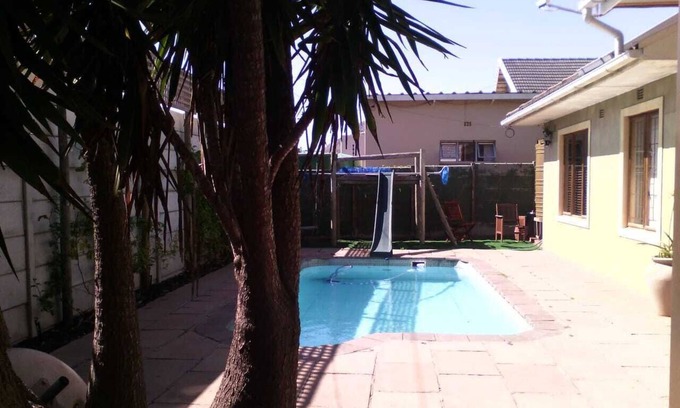 Fish Hoek House | Nestled Mountainside with Oceanview