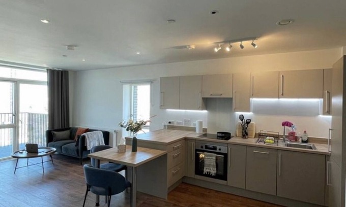 Gascoigne Apartment | NEW 1 bed modern cosy flat FREE WI-FI - with balcony