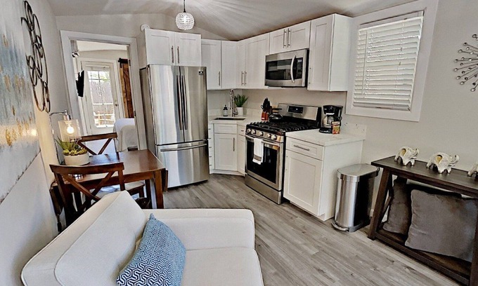 Golden Hill House | New 1Bd Steps to Broadway! Near Downtown, Zoo, Coronado, Jacuzzi & BBQ Area with Fire Pit!