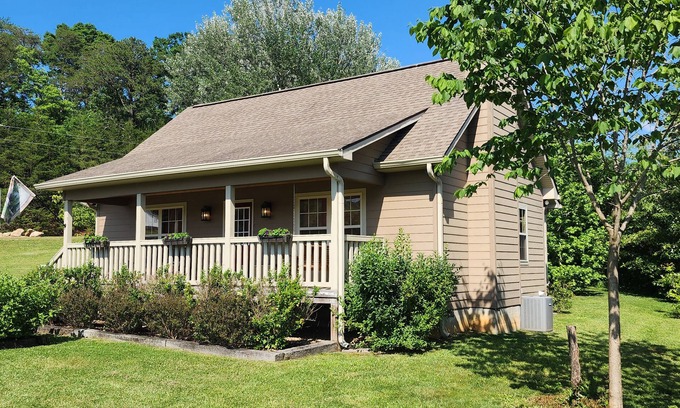 Wears Valley Cabin | New 1BR/1BA The Bear Stop Flat Paved Access Wears Valley Hot Tub WiFi Pool Table