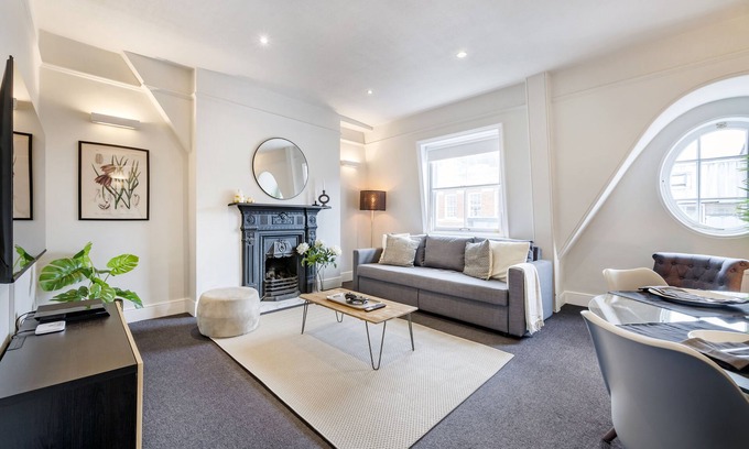 Covent Garden Apartment | NEW! 2Bed/3Beds/2Bath/Cov Gd Piazza/1 min subway