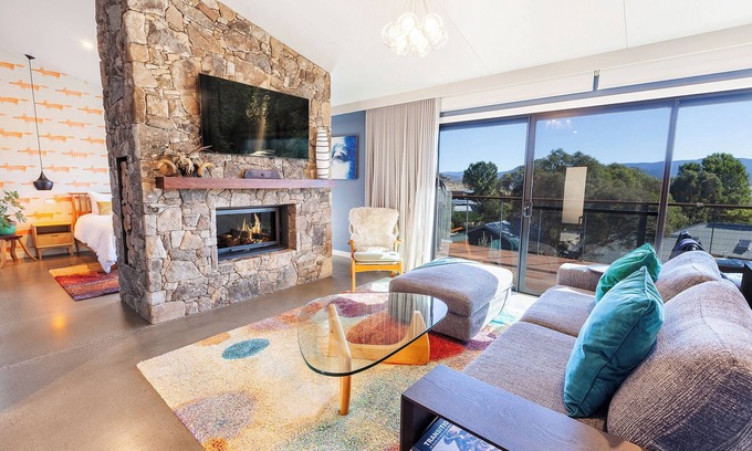 East Jindabyne House | New 3 bedroom house with lake views and fire place