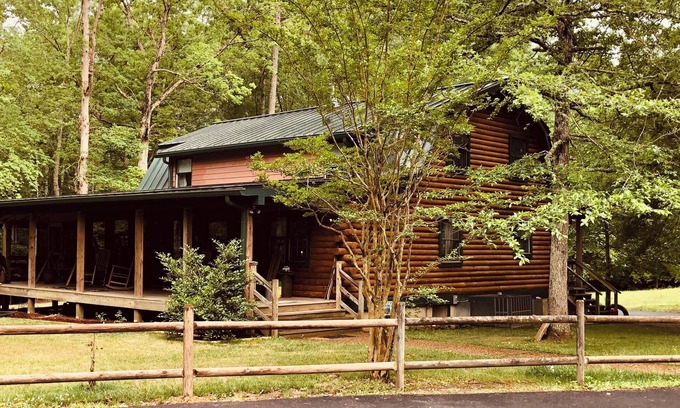 Lackey Cabin | NEW 3-bedroom log cabin in historic triangle of Yorktown/Williamsburg/Jamestown