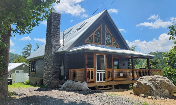 Bakersville Cabin | New 3-bedroom NC mountain cabin with million dollar view & N. Toe River access