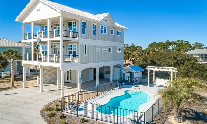 East End House | NEW 3 BR 4.4 Bath Heated Pool plus Elevator