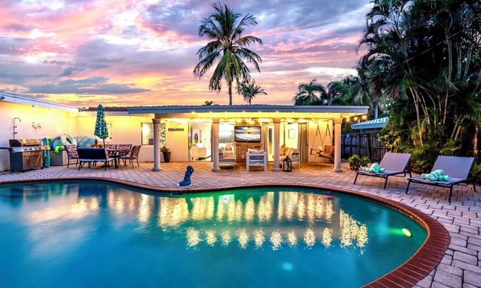 Lighthouse Point House | NEW 3Bed by the Beach- Game Room - Pool - Outdoor TV