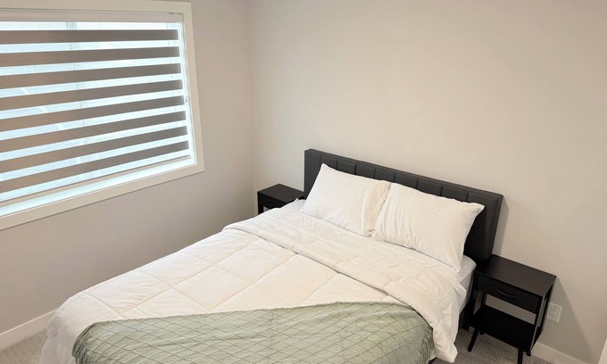 Chestermere House | New 3BR home near Calgary & Banff
