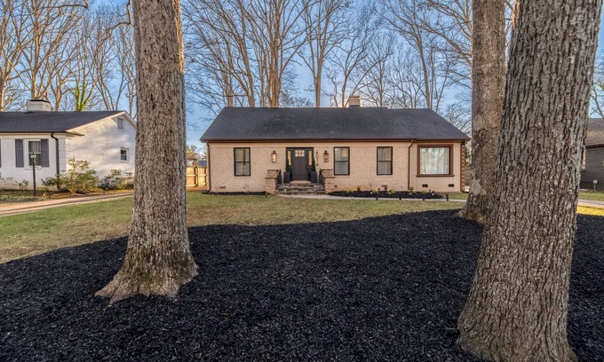Charlotte House | New! -4500 sqft Luxurious/Upscale Mountain style in South CLT-2 Master-n5 Kings!