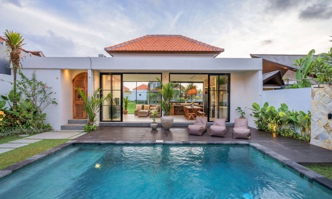 Batu Bolong House | New 4BDR - Villa Larona Canggu