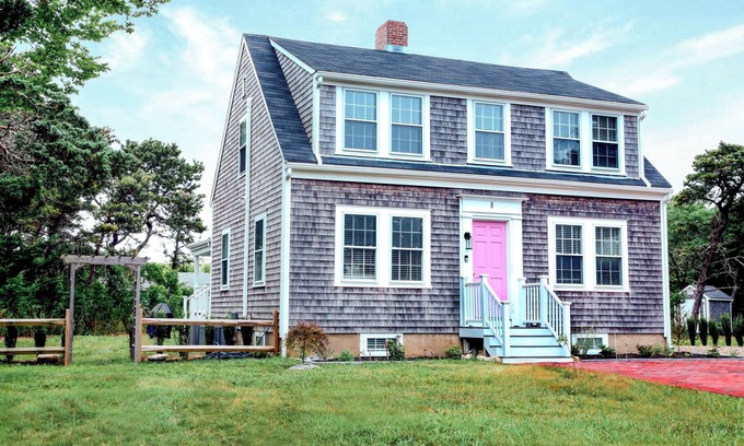 Monomoy House | New 5BR/5BA Nantucket Retreat with AC, Wi-Fi, and Beach amenities