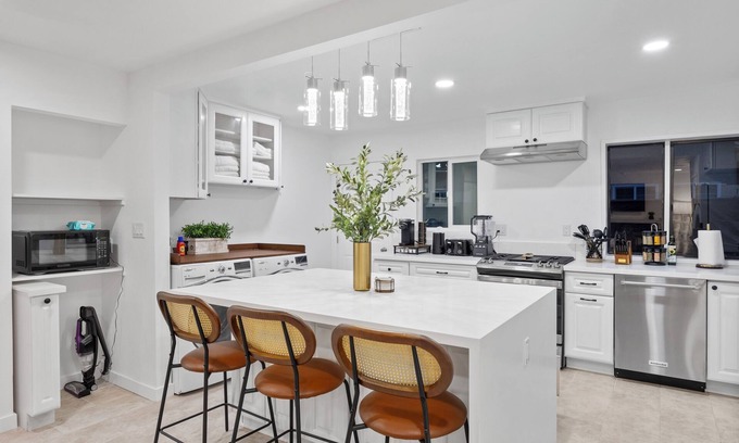 Westminster House | NEW! A Modern Oasis with Game room 15mins to Disneyland,beaches&more!