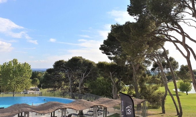 Saumane-de-Vaucluse Apartment | New apartment in top-of-the-range residence: swimming pool, tennis court, golf