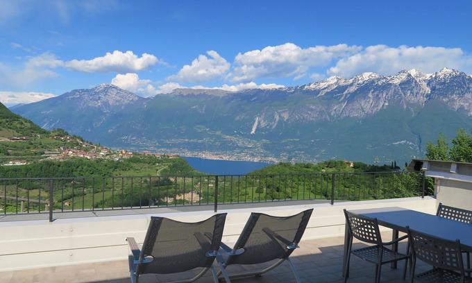 Tignale Apartment | New apartment in small reality with large terrace overlooking Lake Garda/Monti.