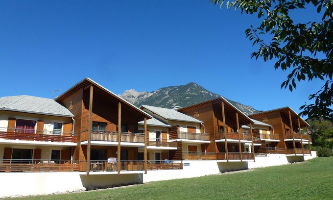 Guillestre Apartment | New apartment, near the ski resorts, due south, beautiful view of Risoul.