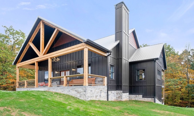 Taswell House | NEW at PATOKA lake! Big HOT TUB close to ramp POOL TABLE withn3 MASTER bedrooms!