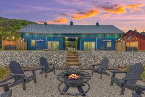 Stanton Villa | New Barndo/Kayak Launch/2 Private Hot Tubs
