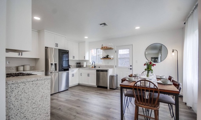 Lakeside House | NEW-Bubbling Wells Retreat: Modern 3bd home w/garage, central AC + backyard for entertaining!