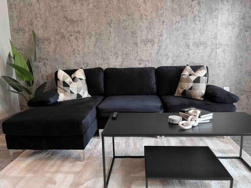 Lindridge-Martin Manor Apartment | NEW Buckhead black and white suite