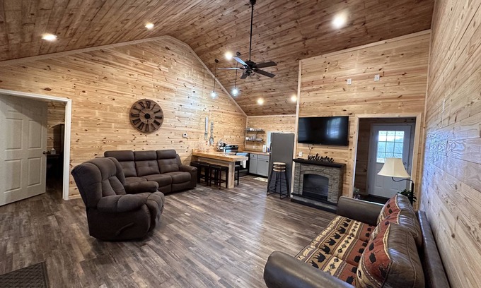 Bluewell Cabin | New Cabin built in 2022. 2 minutes away from multiple trailheads! Sleeps 8