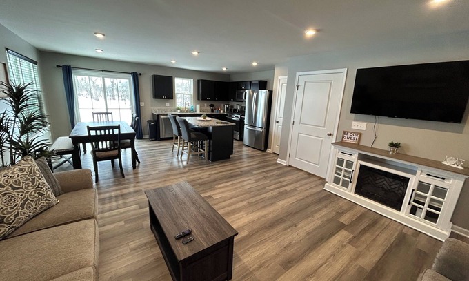 West Seneca House | New, central spacious stadium townhome in West Seneca. Fully furnished, WiFi, AC