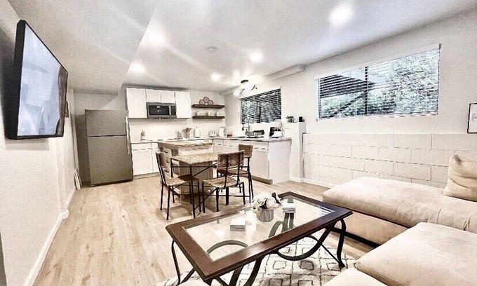 Prunedale House | New, Centrally Located guest house with Modern Amenities and Private Hot Tub