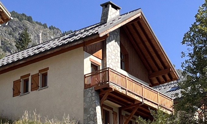 Oz Ski Chalet | NEW - Chalet Le Sabot – Comfort, Steps to Ski Lift, Sauna & Stunning Views