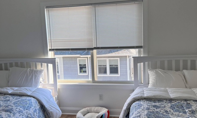 Normandy Beach House | New Charming 2-bdrm sleeps 8: beach badges, ctrl a/c, grill, 1 blk to beach