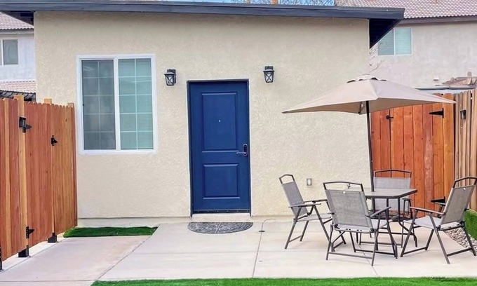 El Centro Cottage | New Charming 2-bedroom Casita in nice El Centro with WiFi, AC