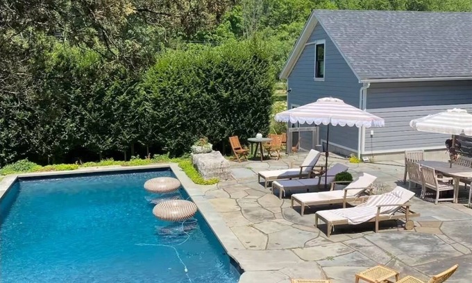 Hudson House | New Charming 3-bedroom 1892 Farmhouse 3min from downtown Hudson, NY