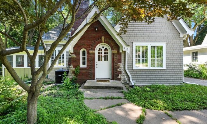 Iowa City House | NEW! Charming Manville Heights Cottage Retreat