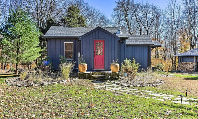 Swan Lake Cottage | NEW! Charming Upstate Escape < 1 Mi to Swan Lake!