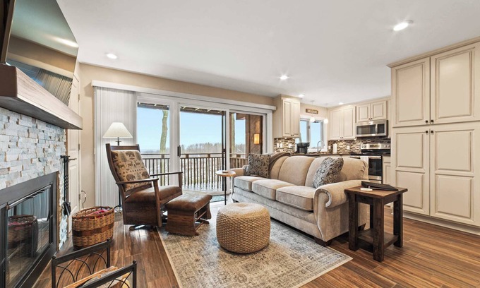 Bellaire House | New, condo stunning Lake View