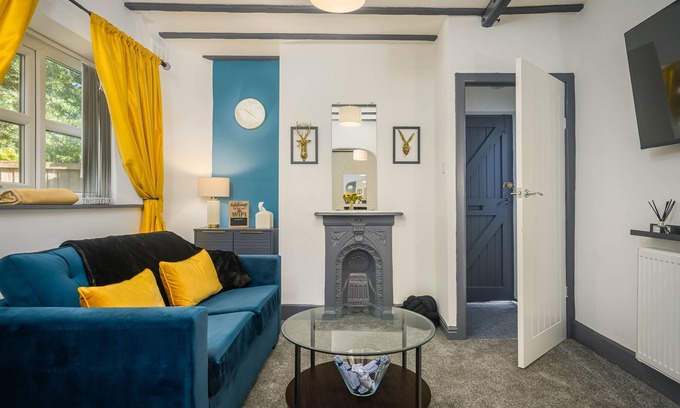 Hazel Grove House | NEW! Cosy Cottage, Sleeps 7, Parking, Smart TV